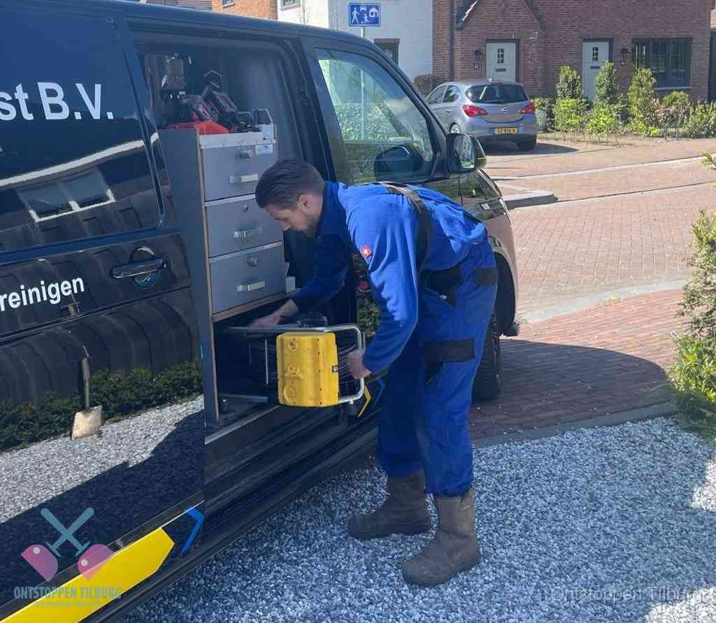 Monteur pakt gereedschap uit de bus, bespaartips voor riool ontstoppen in Tilburg
