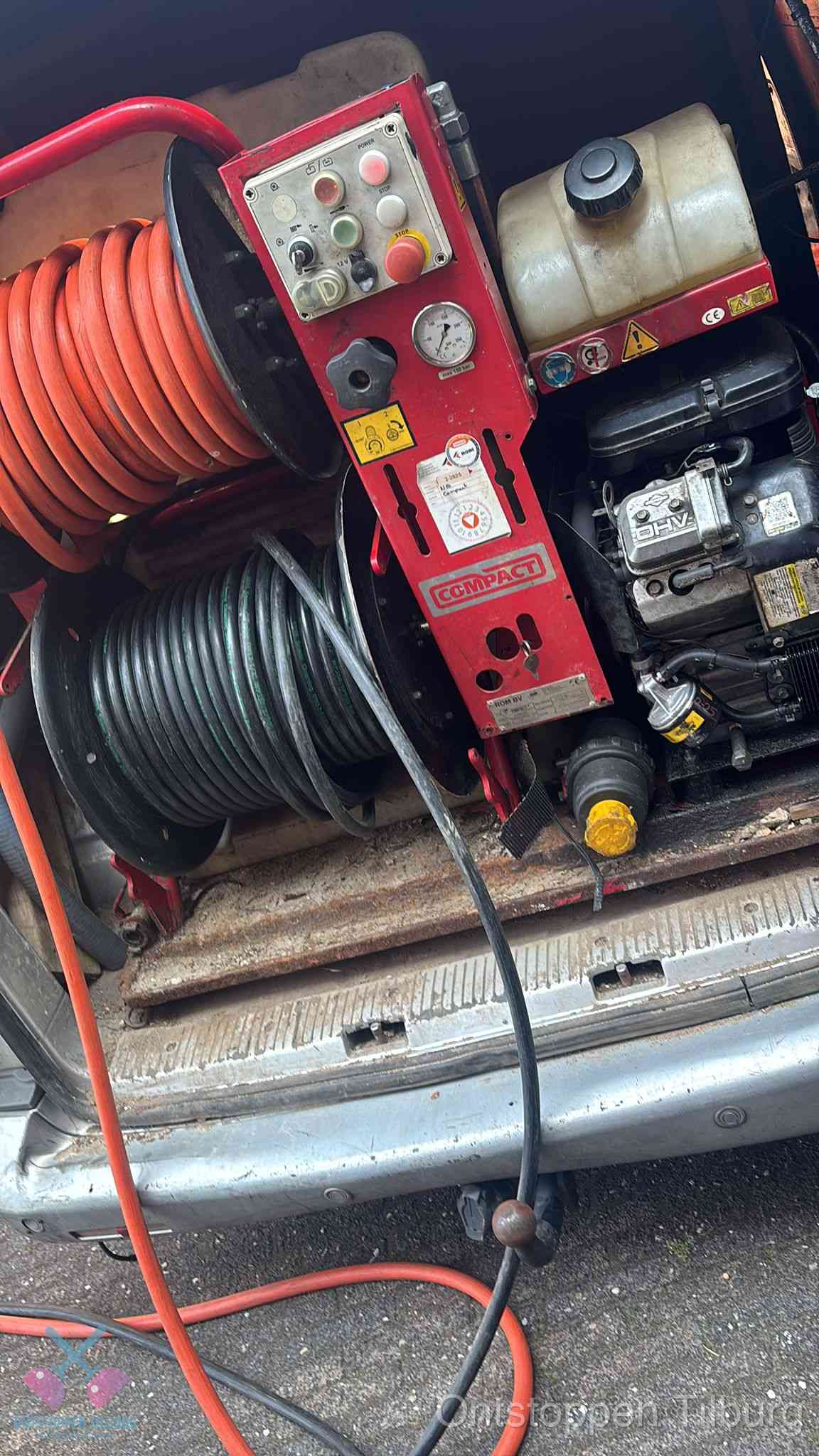 Hogedrukreiniger met slanghaspels in de bus voor het ontstoppen van het riool in Tilburg