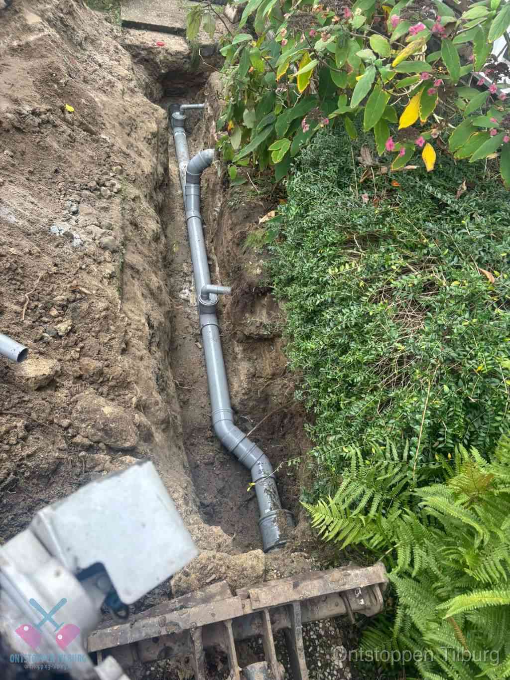 Open sleuf met nieuwe PVC-buizen, riool repareren en vervangen in Tilburg