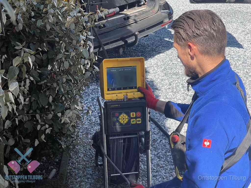 Monteur bedient een rioolinspectiecamera met monitor voor rioolinspectie in Tilburg