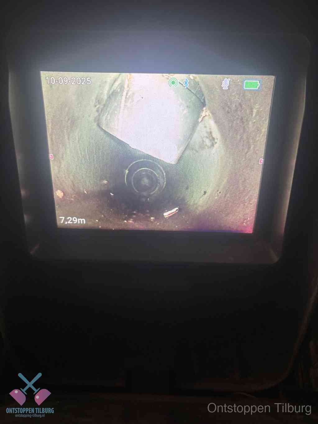 Camerabeeld van een verzakte rioolbuis diep onder de grond, een rioolverzakking in Tilburg