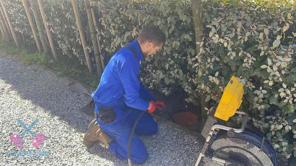 Monteur aan het werk bij een rioolput, de werkwijze voor riool ontstoppen in Tilburg