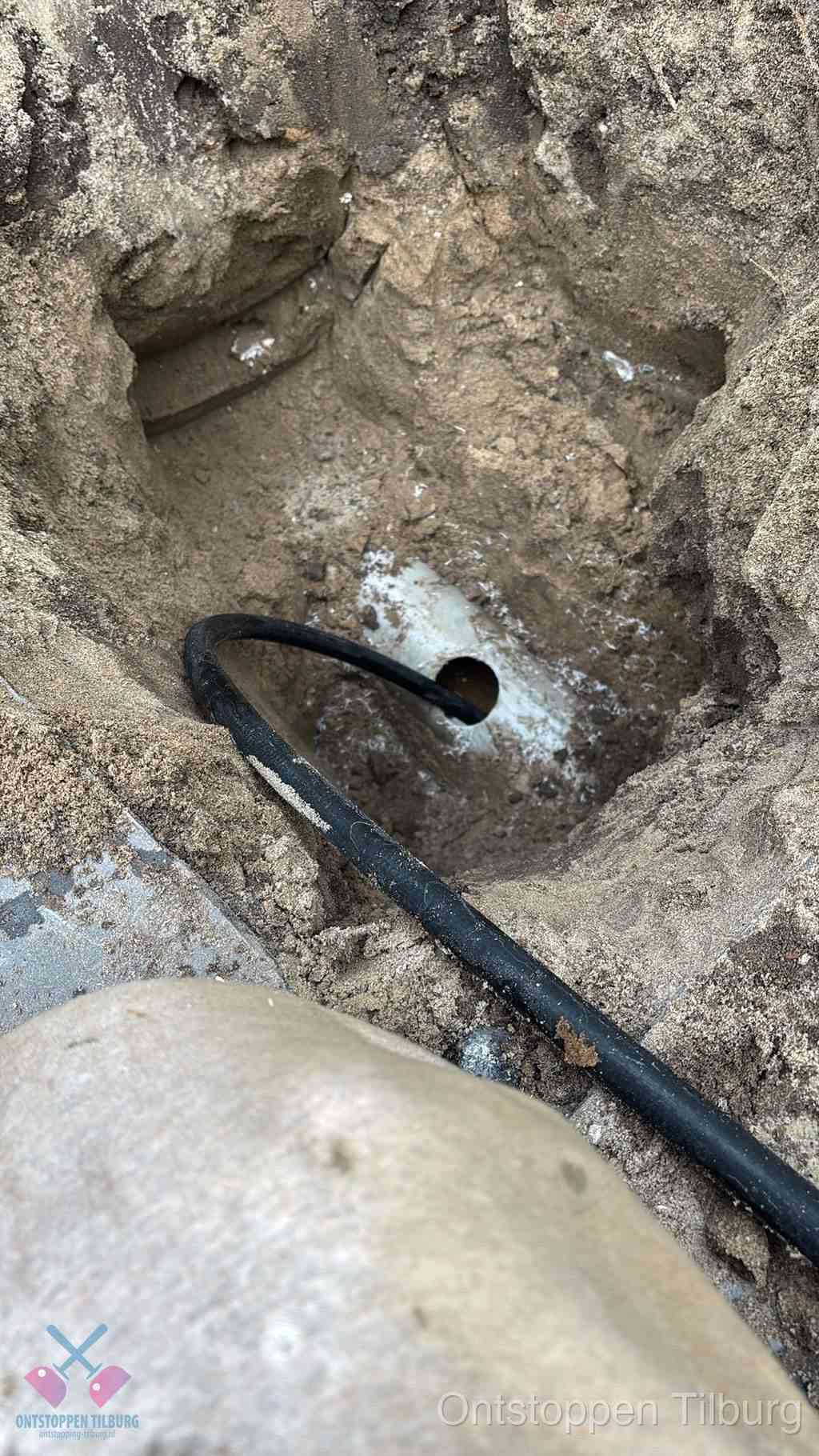 Uitgegraven rioolbuis in de grond, hulp om zelf het riool te ontstoppen in Tilburg